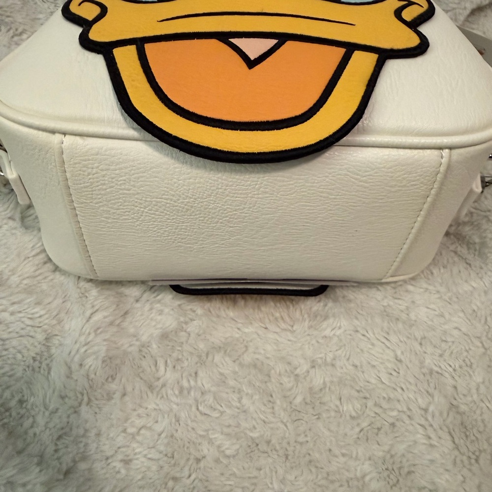 Reversible Donald & Daisy Loungefly backpack/crossbody. - Picture 11 of 13